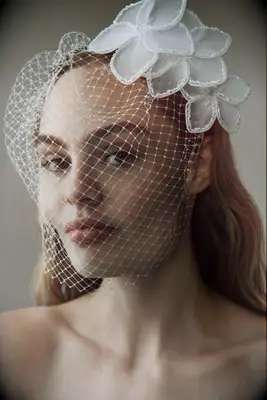 Floral detail voilette bridal hair accessory trend