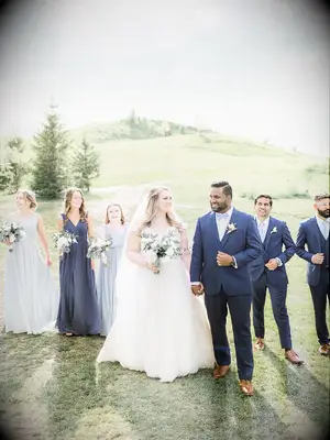 Una guía respaldada por expertos en la combinación de bodas y alquileres de esmoquin