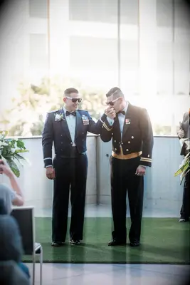 Ser vist abans d’utilitzar una marina, aeronàutica o un uniforme matrimonial de l’exèrcit