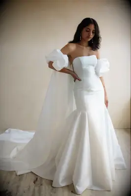 Wedding cape with voluminous puff sleeves