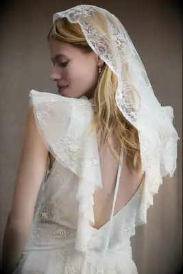 Model wears a beautiful lace veil. 