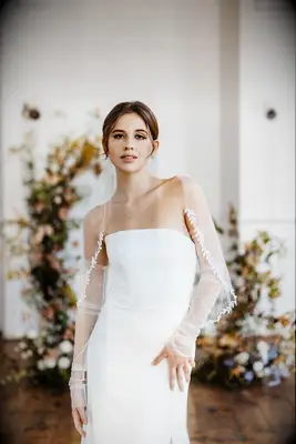 Beautiful veil with vine-shaped trim. 