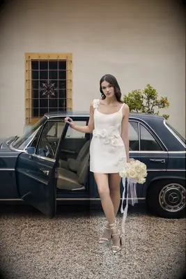 Mini square-neck wedding dress with floral details