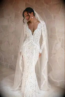 Full lace wedding dress with v-neck and mermaid tail