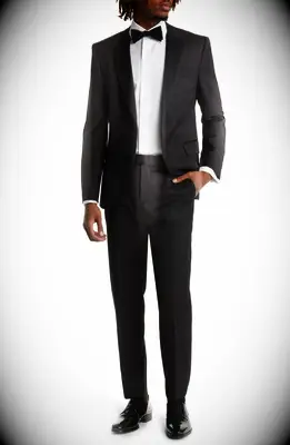 Tuxedo for the father of the groom by Hugo Boss. 