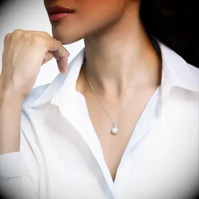 Freshwater pearl necklace fro strapless wedding dress