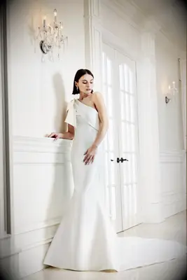 One shoulder mermaid-style wedding dress with a bow. 