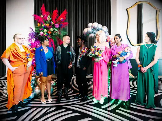 Cómo elegir un atuendo de boda no binario que ofrezca una euforia de género