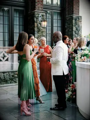 Cosa prendere un matrimonio come ospite, secondo gli esperti del settore