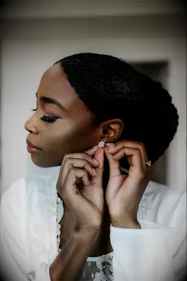 ¿Se pregunta qué joyas usar con su vestido de novia? Tenemos la respuesta