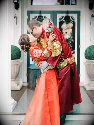 Groom in red chang pao ma gua