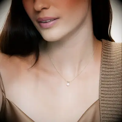 Fine gold chain necklace with pearl