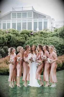 Aquí está cómo usar la tendencia del vestido de novia color del año 2024