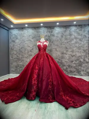 26 bellissimi abiti da sposa rossi per la sposa che vuole distinguersi