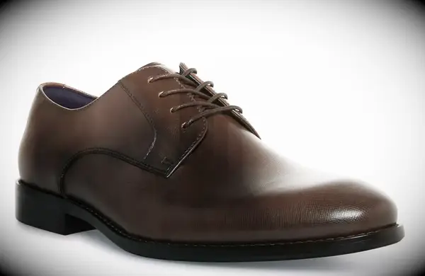Dark brown shoes for dark blue suit