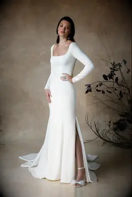 Tailored square neck, long-sleeved wedding dress