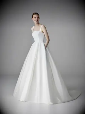 Flared dress with structured square neck