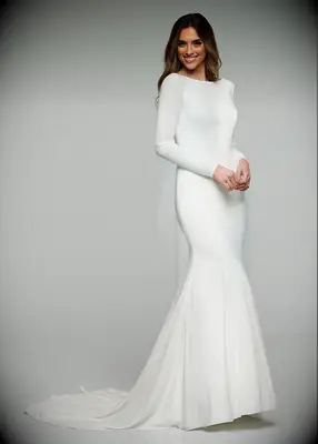 Body-hugging long sleeved wedding dress