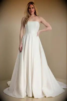 Strapless wedding dress