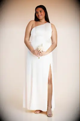 Plus-size one shoulder wedding dress with leg slit