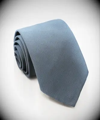 Blue tie for the perfect outdoor wedding attire