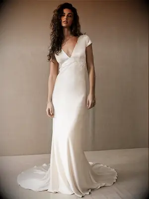 Silk dress with V-neck, cap sleeves and floral applique with pearls