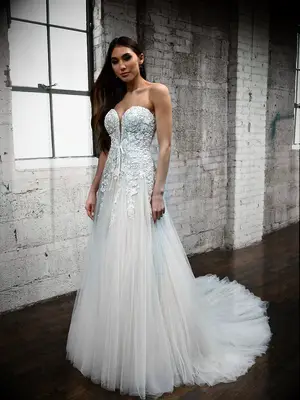 Sweetheart neckline and tulle skirt with floral applique