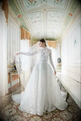 Monique Lhuillier lace wedding dress for Jewish bride