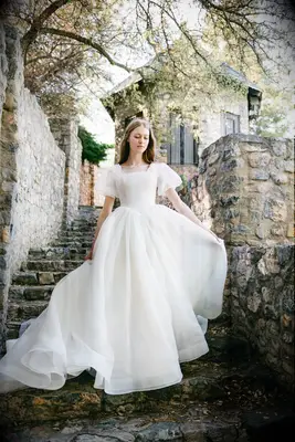Elizabeth Cooper puff sleeve wedding dress for Jewish bride