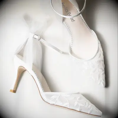 Lace pointed-toe bridal heels with mid heel and tulle straps
