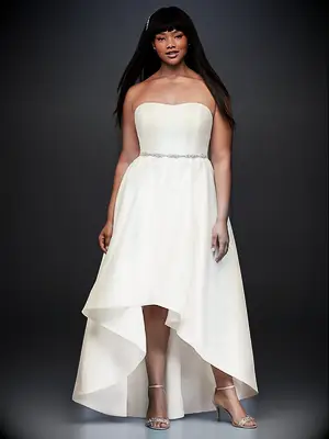 Strapless sweetheart neckline with flowy skirt and minimal silver belt