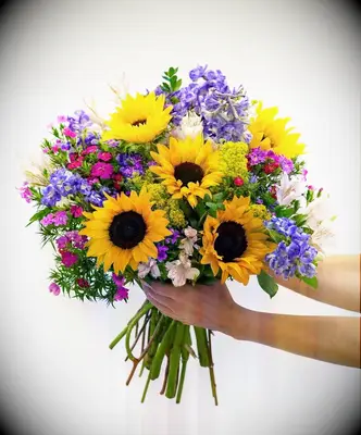 Fresh flower delivery anniversary gift for friend