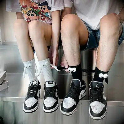 Hand-holding socks matching couple gift