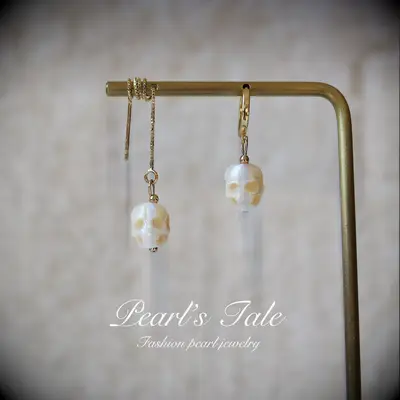 Gold dangling skull earrings