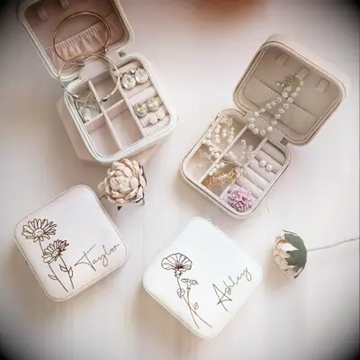 Chic jewelry boxes featuring bridesmaids