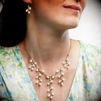 Pearl gold necklace for anniversary