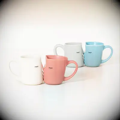kissing coffee mugs for the best wedding gift