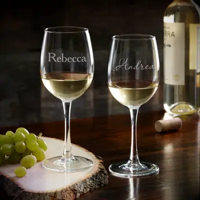 Customized wine glasses for the best wedding present