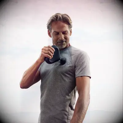 Man using a theragun