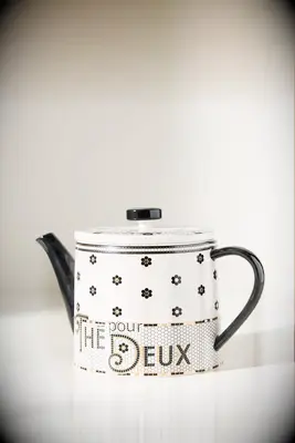 Honeycomb design stone teapot