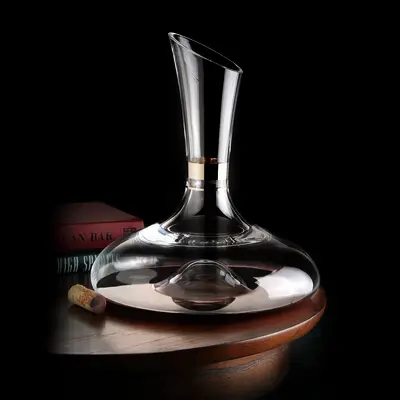 Engraved glass decanter with platinum band