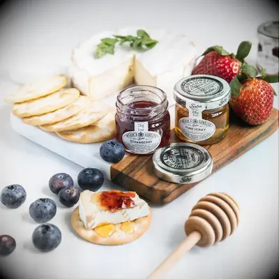 Mini preserves wedding favor