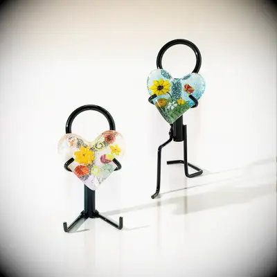 Sending love sculpture Valentine