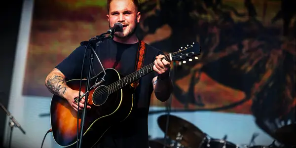 Concert tickets anniversary gift for boyfriend