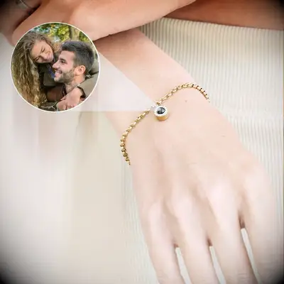 Gold chain bracelet with a personalized projection bead