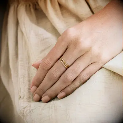 Gold crossed fidget ring