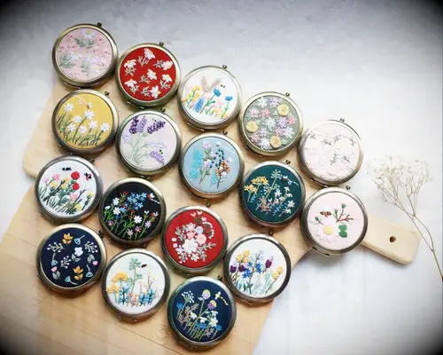 Pretty compact mirror