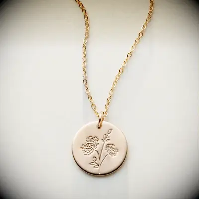 Gold floral imprinted necklace
