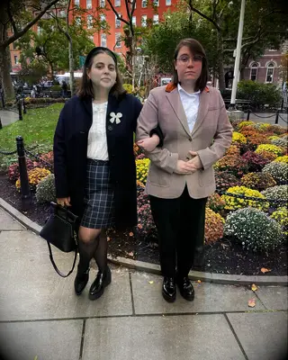 Beanie Feldstein and Bonnie Chance-Roberts as Blair and Chuck from Gossip Girl