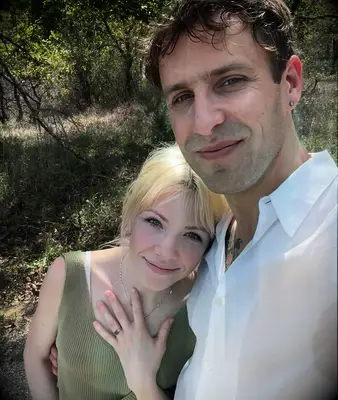 Carly Rae Jepsen est engagée! Voir sa bague non traditionnelle